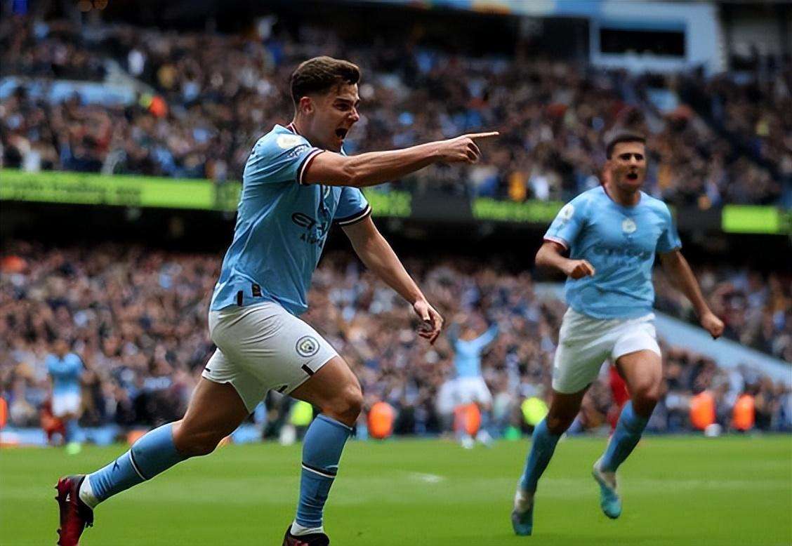 记者：当初是佩普要国足跟越南打对攻，还开小会不让陈洋参加