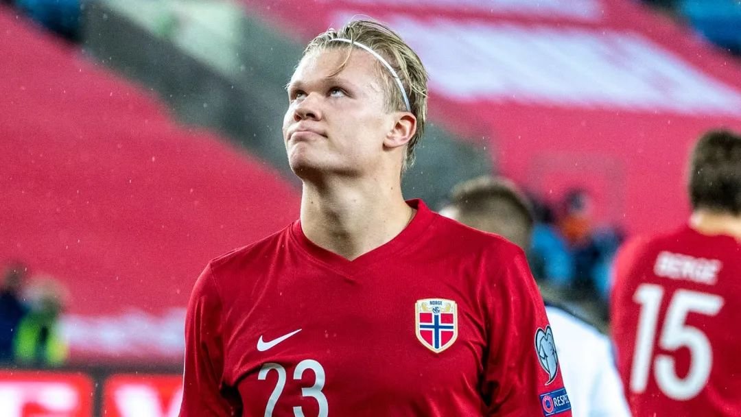 官方：老特拉福德新增6000个安全站立席，本轮正式启用（官宣：老特拉福德增设6000个安全站席，本轮起启用）