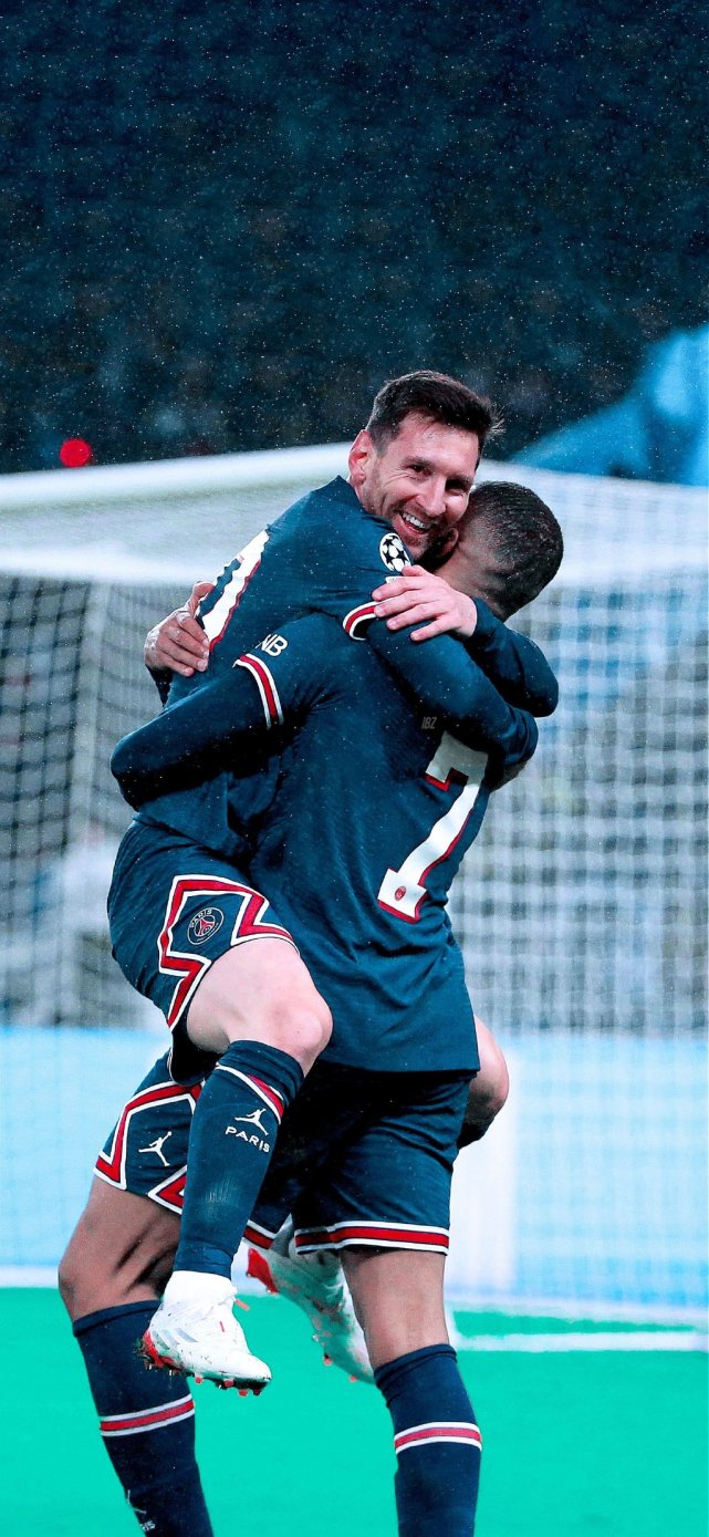 卡斯特罗普：踢拜仁染红是我铲球出现了失误；我最擅长8号位