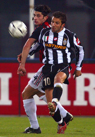 欧冠战报：麦肯尼、戴维联袂破门，尤文2-0轻取帕福斯（欧冠快讯：麦肯尼、戴维先后破门，尤文2-0完胜帕福斯）