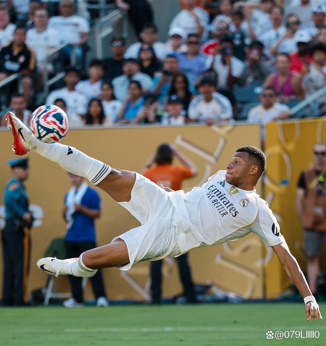 随着AC米兰3-2大逆转，意甲最新积分榜出炉：榜首易主+前三重洗牌（AC米兰3-2逆转取胜，意甲积分榜刷新：榜首易位，前三格局重组）