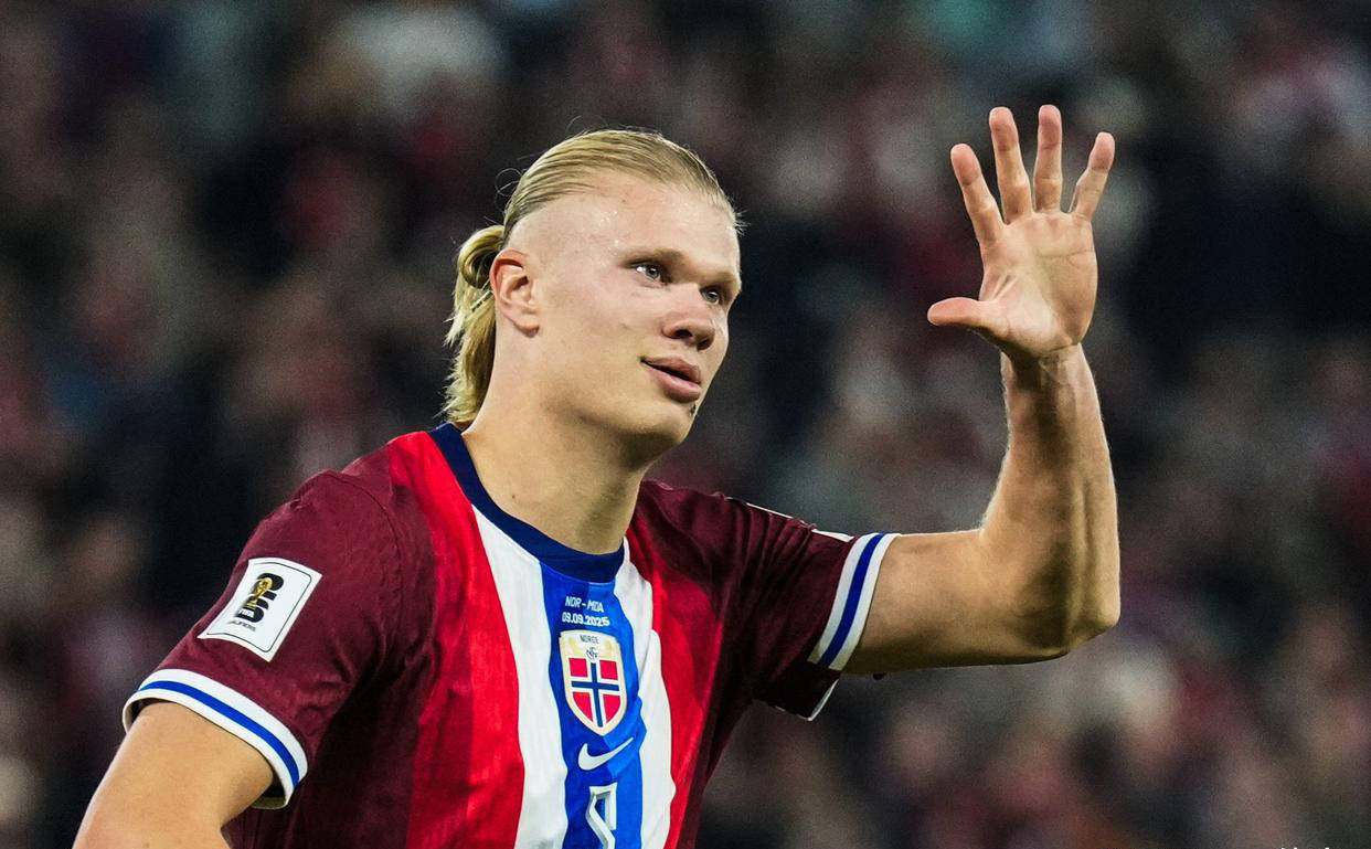 长春亚泰队启程出征青岛时，球迷用歌声为将士们送行