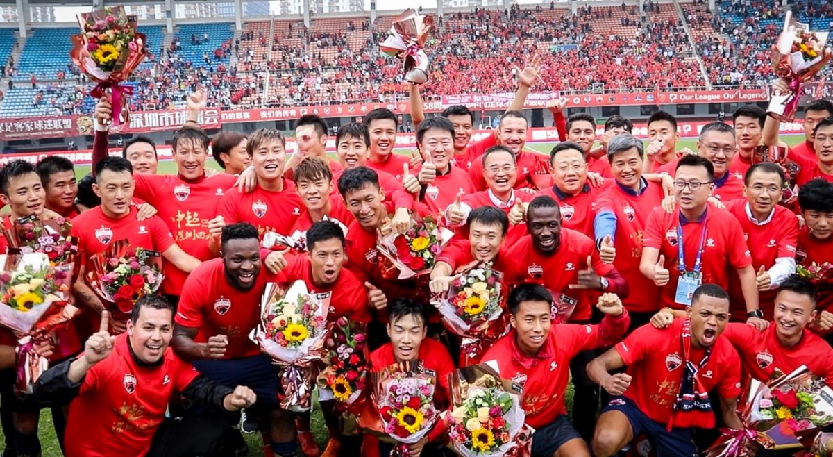 子承父业！曼联总监弗莱彻之子替补出场完成红魔首秀（曼联总监弗莱彻之子替补亮相，完成红魔生涯首秀）