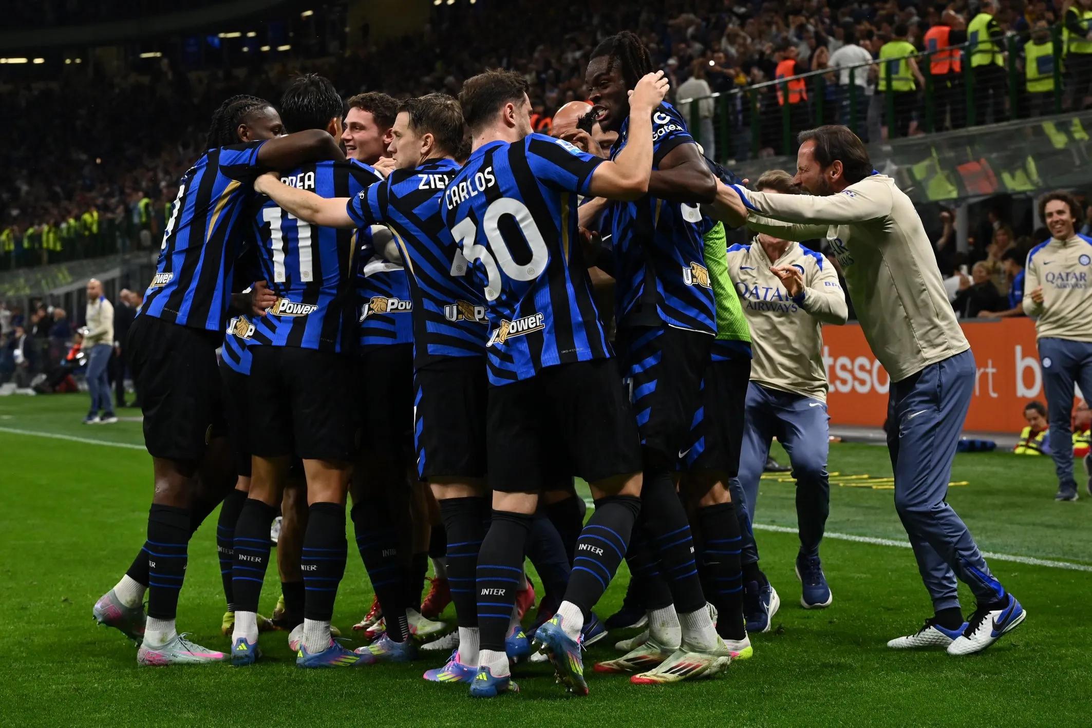 奥莱报：迪马利亚壁画遭到涂污，青训教练指责罗萨里奥球迷